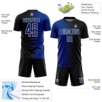 Benutzerdefiniertes schwarz-königsblau-weißes Sublimations-Fußballtrikot mit Farbverlauf Benutzerdefiniertes schwarz-königsblau-weißes Sublimations-Fußballtrikot mit Farbverlauf