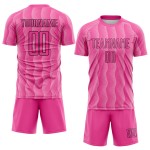 Benutzerdefiniertes rosa hellrosa-schwarzes geometrisches Sublimations-Fußballuniformtrikot Benutzerdefiniertes rosa hellrosa-schwarzes geometrisches Sublimations-Fußballuniformtrikot